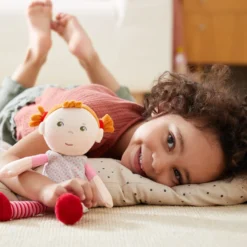 Kuschelpuppe Roya, 25 cm große Stoffpuppe